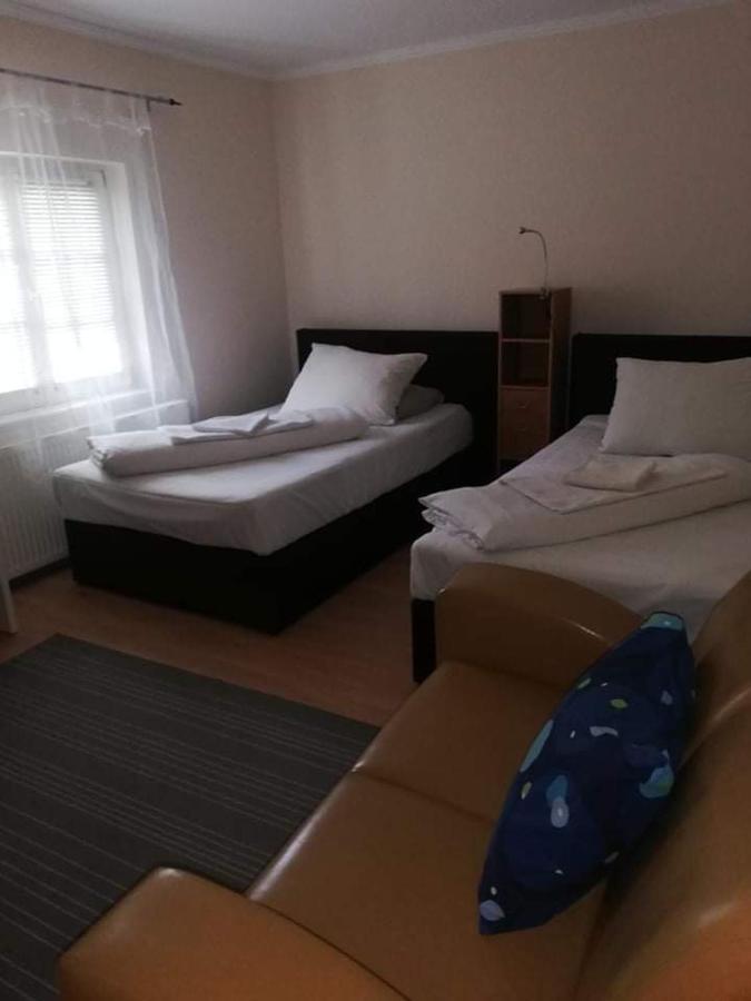 Hotel Twins Hurbanovo Exteriér fotografie